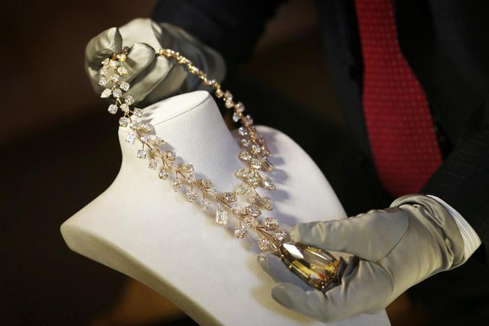 Cô bé nghèo vẫn là một dấu hỏi, và không ai biết liệu cô bé đã được hưởng phần thưởng xứng đáng vì việc tìm thấy viên kim cương quý hiếm này hay không.