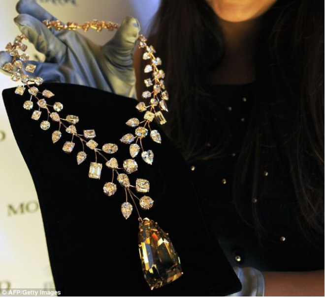 Sợi dây chuyền L'Incomparable gồm viên kim cương hình trứng nặng hơn 407 carat và 90 viên kim vương trắng khác nặng gần 230 carat. Điều đặc biệt ở đây là viên kim cương này được coi là hoàn hảo và không tạp chất lớn nhất trên thế giới.