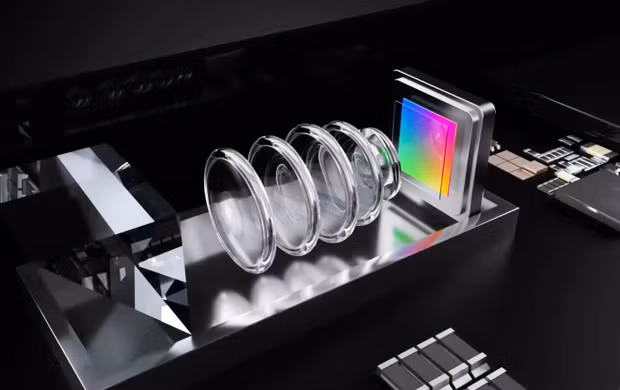 iPhone 15 Pro Max sở hữu camera với ống kính tiềm vọng độc quyền cho phép zoom quang học tối đa đến 6x, thậm chí có tin đồn nó có thể zoom đến 10x. Đây là công nghệ mới, với nhiều thấu kính khác nhau trong cụm camera của điện thoại, giúp thiết bị chụp ảnh từ xa tốt hơn.