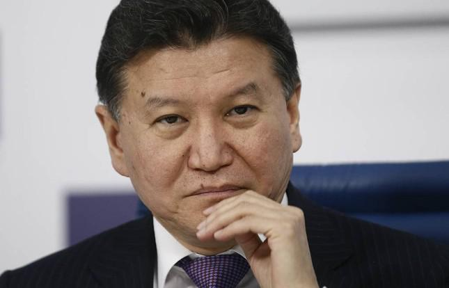Theo ông Ilyumzhinov, sự kiện này diễn ra vào tháng 9/1997 tại Moscow, Nga. Ông được gọi ra ban công, khi ra ngoài, ông nhận ra mình đang ở trên một tàu của người ngoài hành tinh. Những người này được mô tả là có hình dạng giống người, cao hơn một chút so với con người và mặc bộ đồ màu vàng.