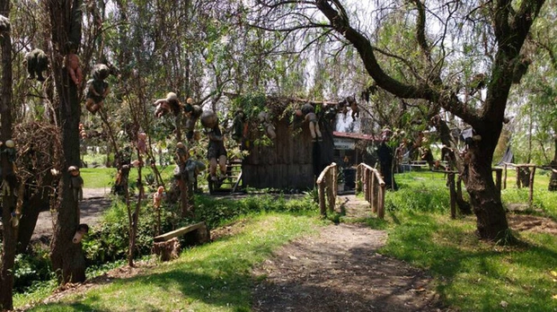 3. Đảo Bùa ngải, Mexico: Là một trong những địa điểm có thật dính lời nguyền, Đảo Bùa ngải trở nên nổi tiếng với hàng trăm búp bê bị bỏ rơi, được treo khắp nơi trên đảo.