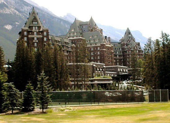 4. Khách sạn Fairmont Banff Springs, Alberta, Canada: Khách sạn này được cho là bị ám bởi những sự kiện bất thường và không thể giải thích.