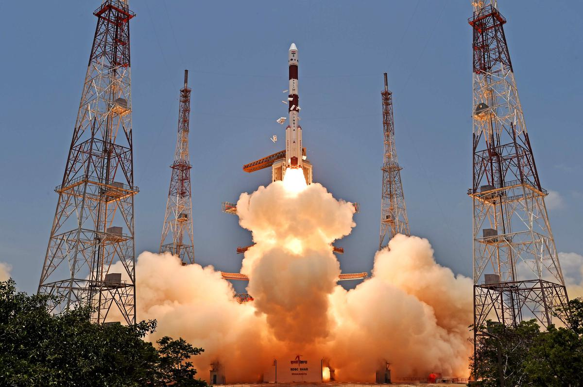 ISRO (Tổ chức Nghiên cứu Vũ trụ Ấn Độ) đã công bố những bức ảnh đầu tiên chụp bởi tàu này trên mạng xã hội vào ngày 4/9.