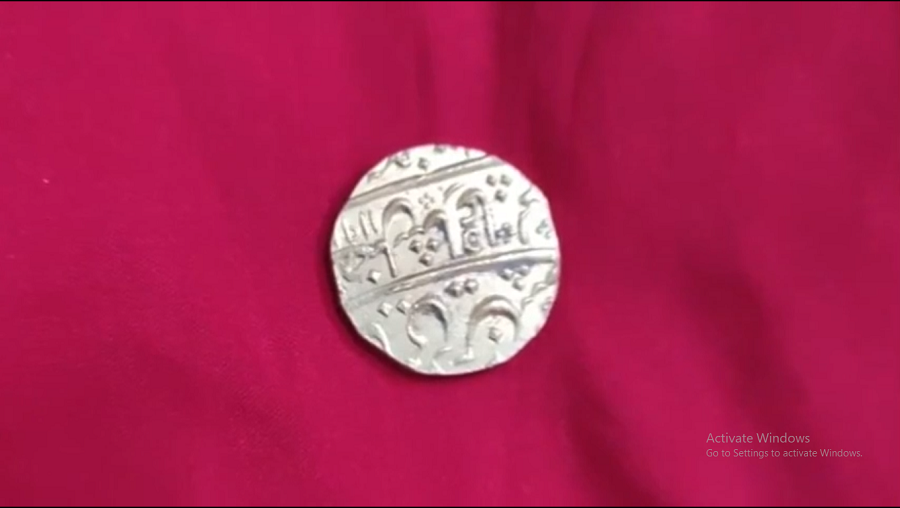 Từ lịch sử của đền, cũng có dấu vết về những cuộc xâm nhập và tấn công. Vào thế kỷ 14, tướng Ulugh Khan đã tấn công ngôi đền này. Do đó, có thể người xưa đã chôn hũ tiền vàng để bảo vệ nó khỏi những kẻ xâm phạm, và sau đó đã quên nơi chôn hoặc đã thiệt mạng trong quá trình đó.