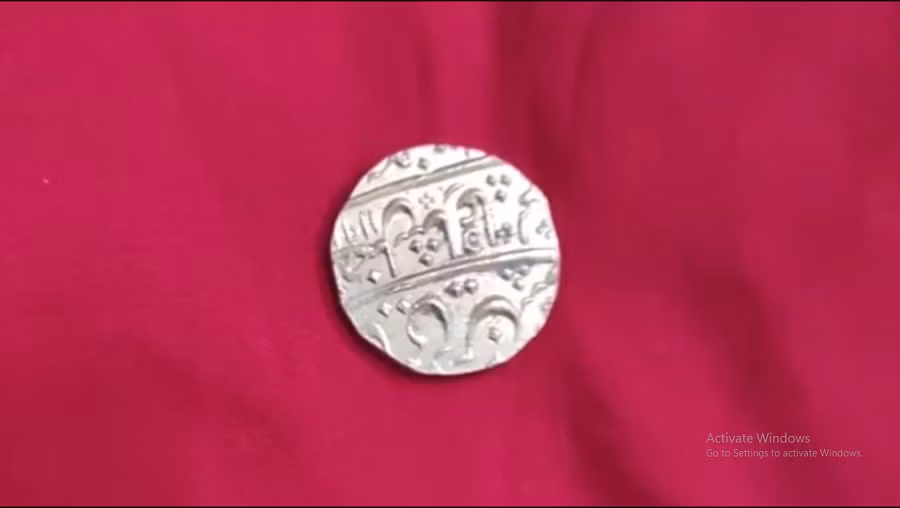 Từ lịch sử của đền, cũng có dấu vết về những cuộc xâm nhập và tấn công. Vào thế kỷ 14, tướng Ulugh Khan đã tấn công ngôi đền này. Do đó, có thể người xưa đã chôn hũ tiền vàng để bảo vệ nó khỏi những kẻ xâm phạm, và sau đó đã quên nơi chôn hoặc đã thiệt mạng trong quá trình đó.