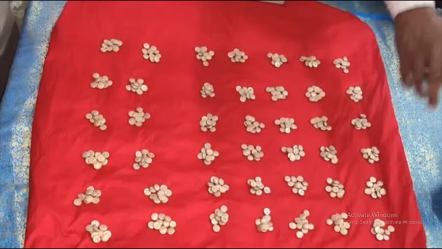 Theo các chuyên gia, có khả năng những đồng tiền vàng này đã được thương gia Arab mang theo khi họ đến thăm đền. Sau đó, những người hoàng tộc hoặc thương gia giàu có đã tặng lại hũ vàng này cho đền Jambukeswarar như một hình thức ủng hộ và bảo vệ đền khỏi những kẻ cướp phá.