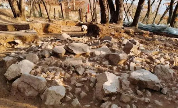 Sau đó, các chuyên gia đến núi gần nhà Tiểu Trần và khai quật một nghĩa trang của thủ lĩnh bộ lạc thời nguyên thủy. Nơi này chứa rất nhiều cổ vật bằng đá quý giá.