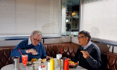 Ông chủ Microsoft cũng thường xuyên tìm đến đồ ăn do tính chất công việc. Ông thừa nhận mình là một người "sành điệu" về thức ăn nhanh. Ảnh: Reddit.