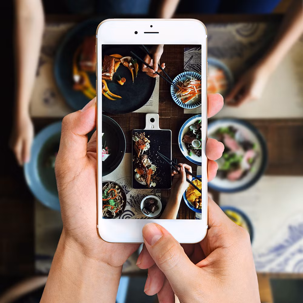 Theo quan điểm của phong thủy, việc này giống như chia sẻ sự may mắn tới mọi người. Ảnh: Tablecrafter.