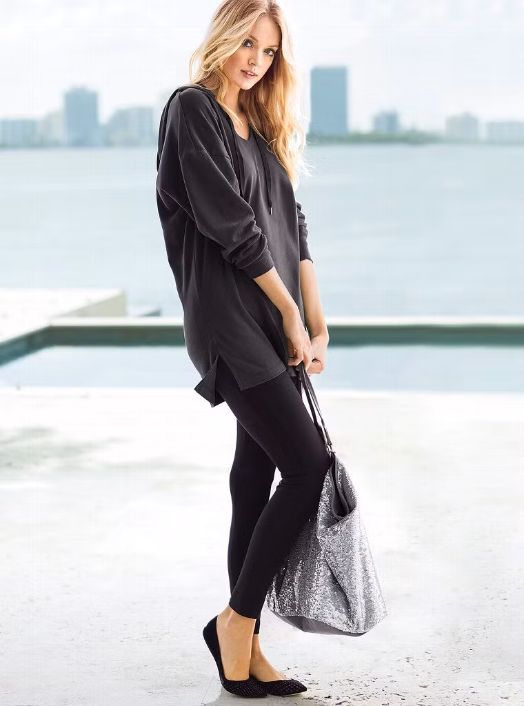 Lindsay Ellingson cực giản dị với áo oversize và legging. Ảnh: Rebloggy.