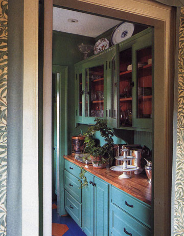 Màu xanh sẫm đưa chúng ta ngược thời gian trở về với thạp niên 90. Đây là màu sắc có hơi hướng cổ điển và là màu sắc thường được nhiều gia đình lựa chọn cho tủ bếp khi ấy. Ảnh: Peter Woloszynski.