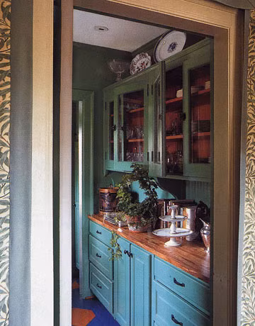 Màu xanh sẫm đưa chúng ta ngược thời gian trở về với thạp niên 90. Đây là màu sắc có hơi hướng cổ điển và là màu sắc thường được nhiều gia đình lựa chọn cho tủ bếp khi ấy. Ảnh: Peter Woloszynski.