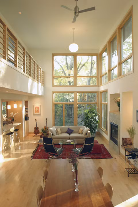 Được khơi nguồn cảm hứng từ thiết kế nhà của người Scandinavi, nhiều ngôi nhà hiện nay sử dụng gỗ màu vàng để ốp sàn hoặc để chế tạo đồ đạc trong nhà như bàn ghế. Màu sắc này giúp tổng thể ngôi nhà sáng, rộng rãi thoáng đãng và sang hơn rất nhiều. Ảnh: Getty. 