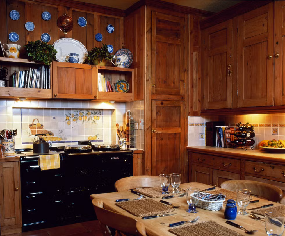 Những năm 90, nhiều gia đình thường để tủ “mộc”, nghĩa là sử dụng chính những vân gỗ để trang trí cho chiếc tủ đó. Hiện nay, việc sử dụng tủ gỗ để trang trí nhà bếp vẫn tiếp tục phổ biến và dường như nó ngày càng được ưa chuộng hơn. Ảnh: Getty.