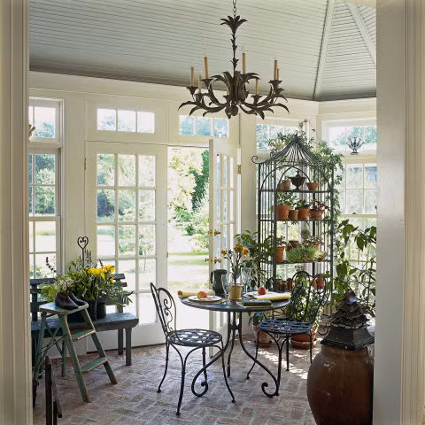 Một bộ bàn ghế nho nhỏ, vài giỏ hoa chậu cây cảnh, điểm thêm một vài đồ vật trang trí bằng kim loại, tất cả tạo thành một không gian nghỉ ngơi thư thái lấy cảm hứng từ khu vườn của bạn. Với kiểu trang trí này, bạn không hề phải bước chân ra ngoài mà có thể hòa mình vào thiên nhiên ngay trong chính ngôi nhà. Ảnh: Getty.