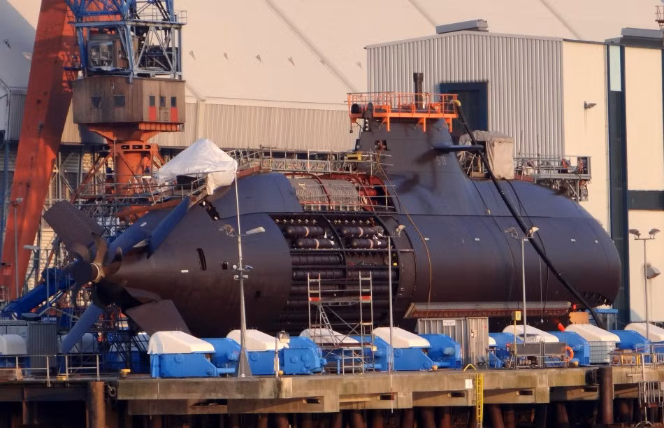 Ngoài ra, Type 212 được chế tạo từ loại thép không tạo ra từ tính giúp nó vô hình hoàn toàn với các thiết bị phát hiện từ tính (MAD) lắp trên tàu ngầm, máy bay săn ngầm và trực thăng săn ngầm. Hay nói cách khác, nó miễn nhiễm hoàn toàn trước các thiết bị MAD của cả Mỹ, NATO hay là Nga.