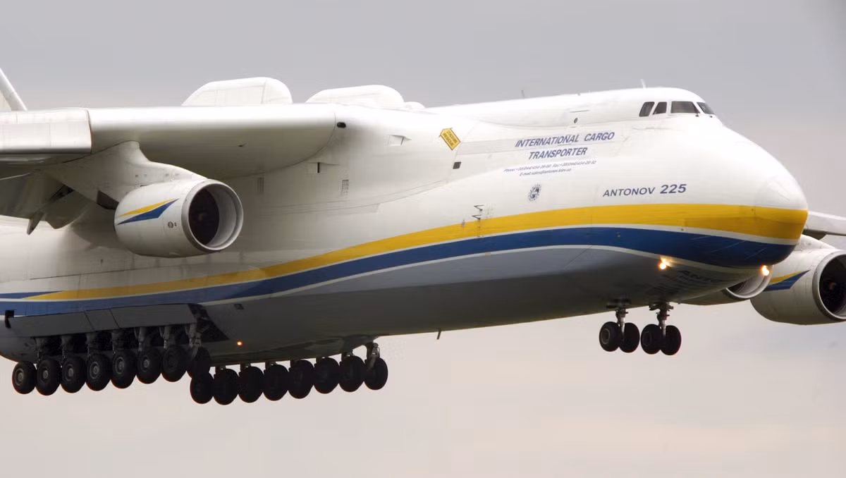 An-225 được xem là mẫu máy bay vận tải lớn nhất thế giới hiện nay, sở hữu hàng trăm kỷ lục khó có thể phá vỡ. Chiếc phi cơ này có chiều dài đến 84m, sải cánh lớn nhất thế giới 88,4m, cao 18,1m, trọng lượng rỗng lên tới 285 tấn, còn trọng lượng cất cánh tối đa đến 640 tấn và tải trọng là 250 tấn.