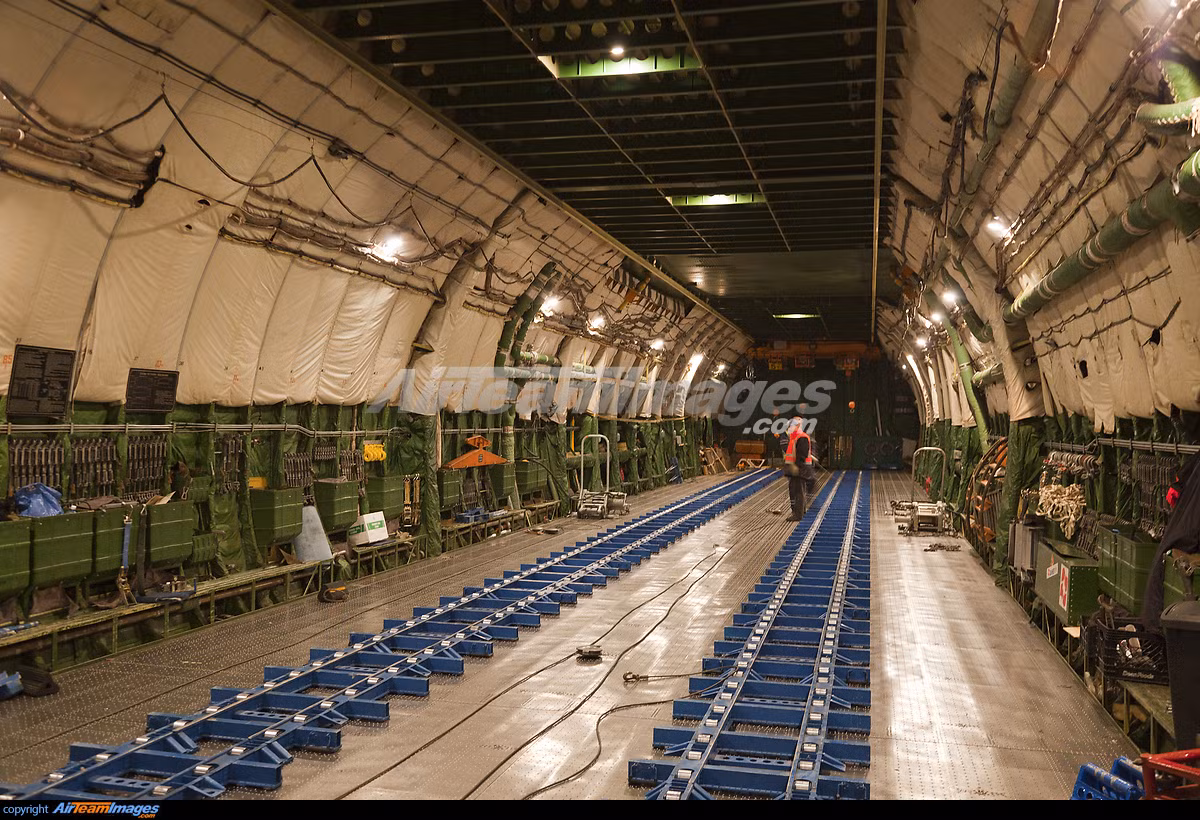 Trước hết, việc phục hồi quá trình sản xuất hàng loạt của một máy bay khổng lồ và phức tạp như An-225 sau gần 30 năm gián đoạn là một nhiệm vụ rất khó khăn ngay cả đối với các nhà sản xuất máy bay hàng đầu thế giới. Ảnh khoang hàng khổng lồ của máy bay vận tải lớn nhất thế giới An-225 Mriya.