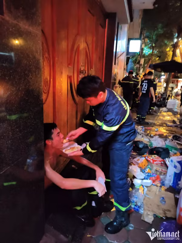 Cam dong hinh anh chien si Canh sat PCCC cuu nguoi trong bien lua-Hinh-3