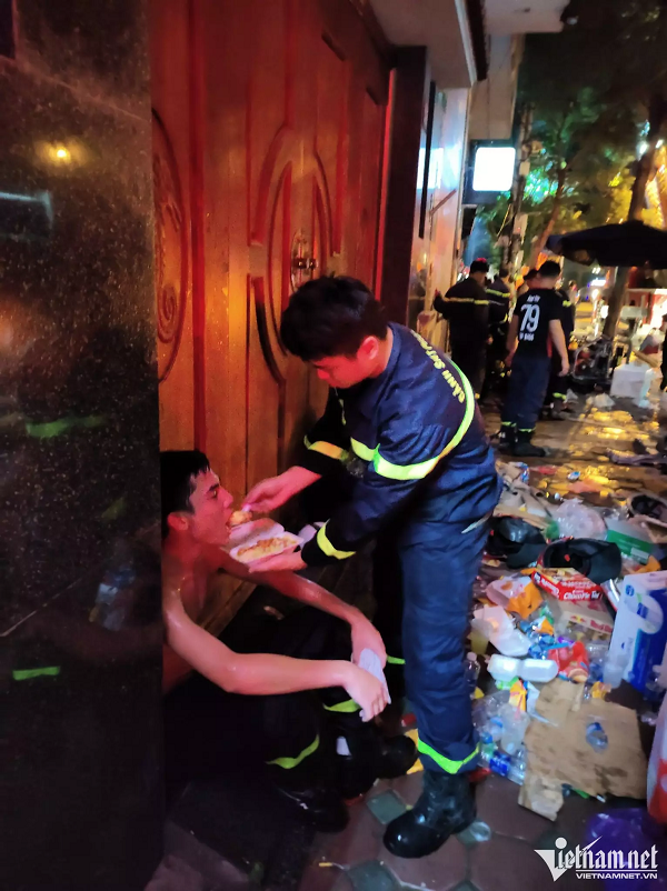 Cam dong hinh anh chien si Canh sat PCCC cuu nguoi trong bien lua-Hinh-3