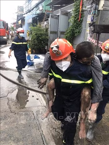 Cam dong hinh anh chien si Canh sat PCCC cuu nguoi trong bien lua-Hinh-12