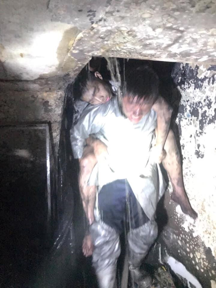 Một chiến sĩ cảnh sát PCCC không ngại nguy hiểm để cứu cháu bé tại cửa hàng bán quần áo Tiptop Shop ở địa chỉ số 8, ngõ 12 phố Núi Trúc, phường Giảng Võ, quận Ba Đình (Hà Nội) vào sáng 10/9/2019.