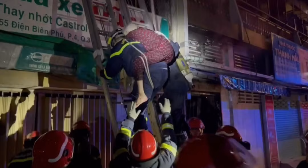 Cam dong hinh anh chien si Canh sat PCCC cuu nguoi trong bien lua-Hinh-5