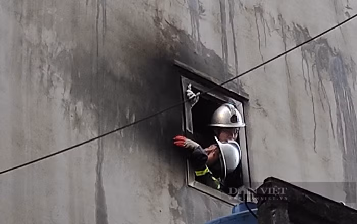 "Còn chịu được nữa không" - Đó là lời một chiến sĩ công an thuộc Lực lượng cảnh sát PCCC và CHCN, Công an quận Cầu Giấy leo lên chiếc thang dựng ở con ngõ 225 Quan Hoa nói vọng lên khi thấy đồng đội đang dập tắt đám cháy ở tầng 5 và 6 thò đầu ra ngoài qua ô cửa kính vừa bị phá vỡ trước đó... trong vụ cháy đã khiến 3 chiến sĩ hy sinh vào ngày 1/8 tại 231 Quan Hoa (Cầu Giấy, Hà Nội). (Ảnh: Dân Việt)