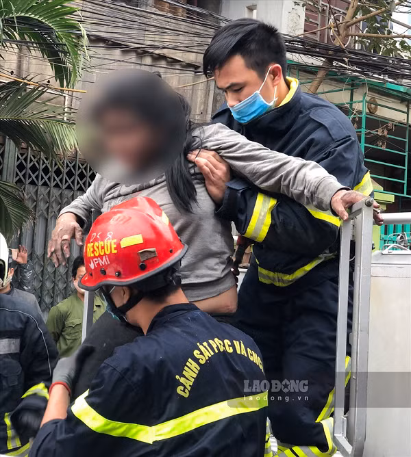 Cam dong hinh anh chien si Canh sat PCCC cuu nguoi trong bien lua-Hinh-6