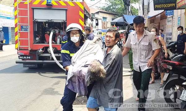 Trưa 11/3/2022, Đội Cảnh sát PCCC&amp;CHCN Công an quận Gò Vấp, TP HCM giải cứu bà cụ 95 tuổi bị liệt toàn thân khỏi đám cháy tại nhà dân trên đường Nguyễn Văn Bảo (Phường 4, quận Gò Vấp). (Ảnh: Công an TP HCM)