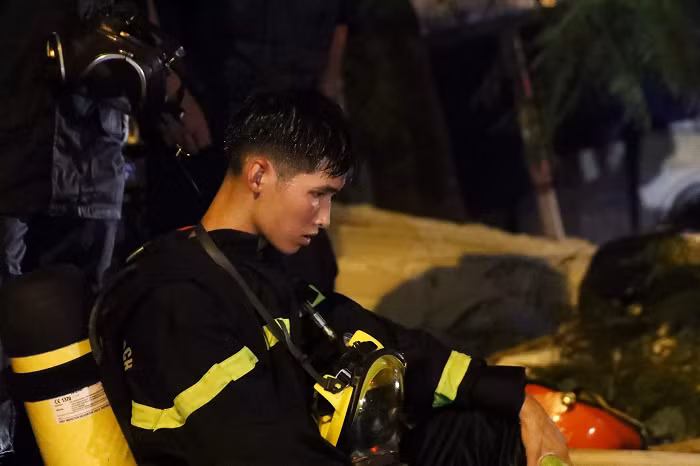 Cam dong hinh anh chien si Canh sat PCCC cuu nguoi trong bien lua-Hinh-2