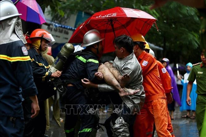 Cảnh sát PCCC quận Ba Đình và Cảnh sát PCCC quận Đống Đa đưa nạn nhân cuối cùng ra khỏi đám cháy tại tòa nhà 5 tầng ở số 8, ngõ 12, phố Núi Trúc, quận Ba Đình, Hà Nội vào sáng 10/9/2019. (Ảnh: TTXVN)
