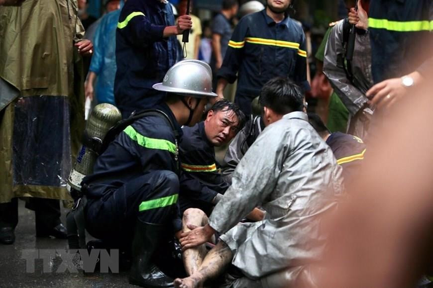 Khi có cháy, người người chạy ra thì họ lại lao vào đám cháy cứu người, cứu tài sản. (Ảnh: TTXVN)