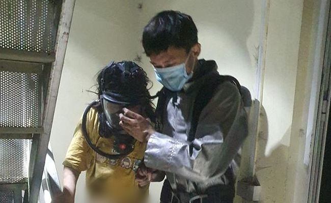 Hình ảnh một chiến sĩ Cảnh sát PCCC&amp;CHCN Công an quận Hoàng Mai nhường bình dưỡng khí của mình cho bạn nhỏ trong vụ cháy tại số nhà 838 ngõ 147/48 Tân Mai, phường Tân Mai, quận Hoàng Mai, thành phố Hà Nội vào ngày 5/8/2021.