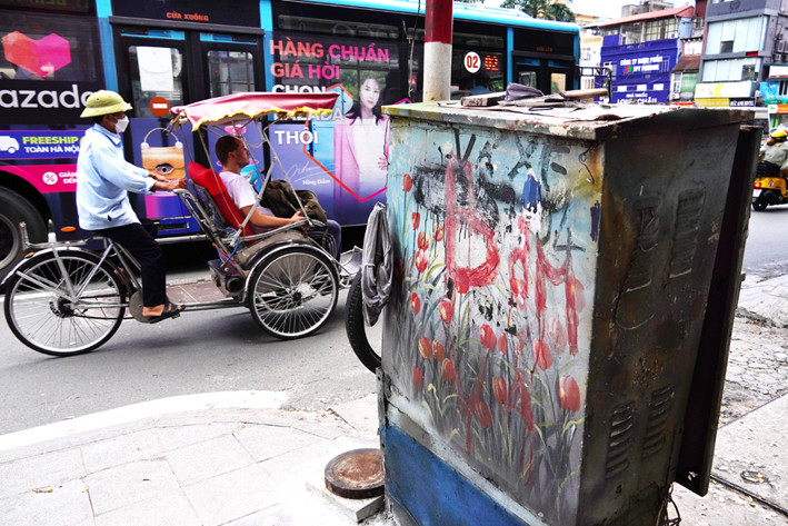 Nhiều người xót xa khi chứng kiến không ít bốt điện được vẽ thành những tác phẩm nghệ thuật nay lại chằng chịt nét chữ quảng cáo nguệch ngoạc, chi chít tờ rơi, quảng cáo rao vặt.