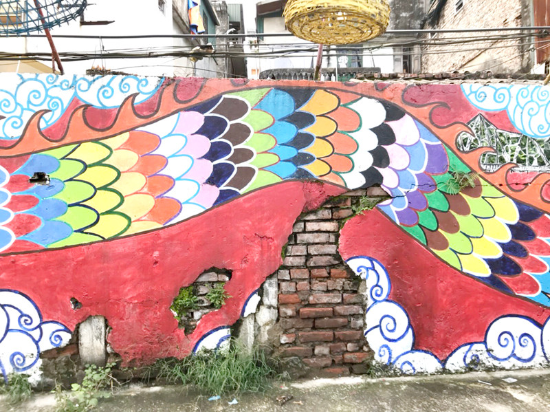 Ra đời từ đầu năm 2020, không gian văn hóa nghệ thuật Phúc Tân với 16 tác phẩm nghệ thuật trải dài trên những bức tường mang lại nhiều lợi ích về văn hoá, môi trường và du lịch. Tuy nhiên đã có những hạng mục bắt đầu hư hỏng.