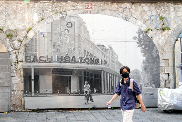 Những bức tranh bích họa về bách hóa tổng hợp, những người phụ nữ gánh hàng rong, tàu điện leng keng, ông đồ cho chữ…trên các vòm cầu gợi nhớ về những ký ức đẹp của Hà Nội.