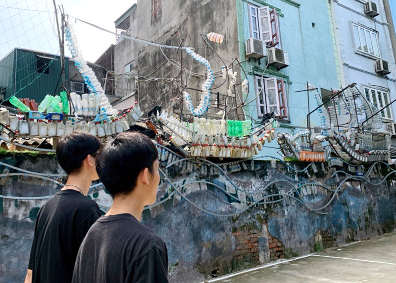 Từ những vỏ chai nhựa, tác phẩm “Thuyền” của tác giả Vũ Xuân Đông tạo nên hình dáng chiếc thuyền. Khi được mang ra trưng bày nó đã lan tỏa về ý thức bảo vệ môi trường từ rác thải nhựa.