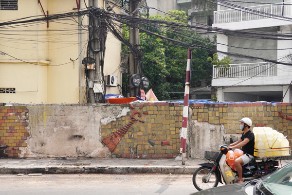 Con đường gốm sứ chính là bức tranh gốm đa dạng mang dấu ấn của làng gốm Bát Tràng, Chu Đậu, Phù Lãng.