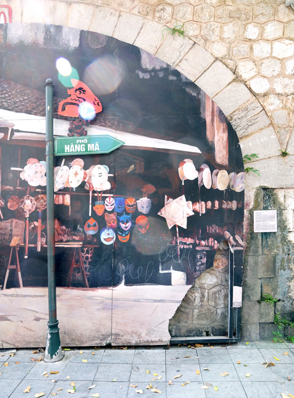 Cả mảng tường lớn đã bị vỡ...