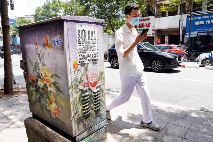 Được triển khai từ đầu tháng 5/2019, các công trình “Bốt điện nở hoa” nhằm mục đích tuyên truyền cho nhân dân không vẽ, dán quảng cáo rao vặt trên các tủ điện, bốt điện gây mất mỹ quan đô thị. Đồng thời việc trang trí lại các bốt điện sẽ mang lại một hình ảnh mới, sáng hơn, đẹp hơn trên từng con phố.