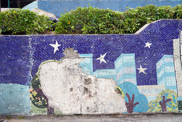 Những vết nứt, bong tróc hiện nay đang rất cần được duy tu để bức tranh về văn hóa từ dân gian đến hiện đại, phản ánh thời kỳ đất nước đổi mới, phát triển mãi là nét đẹp của Thủ đô.