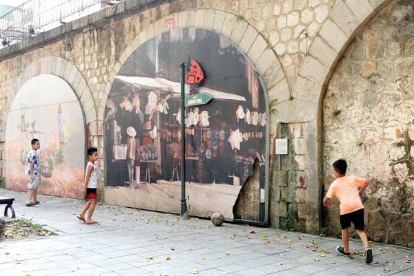 Dự án phố bích hoạ Phùng Hưng Hà Nội được các hoạ sĩ Hàn Quốc và Việt Nam thực hiện từ ngày 3/11/2017 và khai trương vào ngày 02/02/2018, là điểm check-in được nhiều bạn trẻ yêu thích bởi không gian sống ảo cực chất.