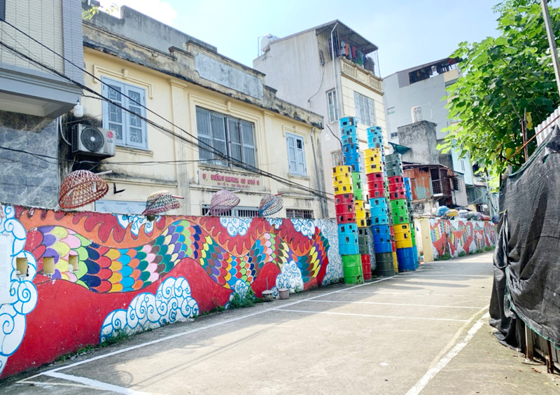 Dự án nghệ thuật công cộng Phúc Tân đã biến toàn bộ khu vực bờ bãi chạy dọc sông Hồng vốn rất ô nhiễm trước đó thành khu vực sắp đặt các tác phẩm nghệ thuật ngoài trời chạy dọc hơn 500m ven sông.