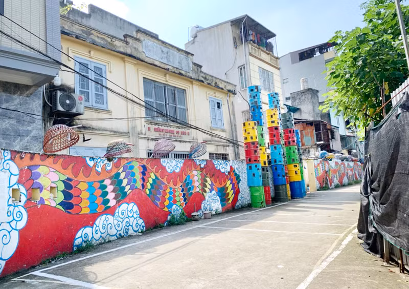 Dự án nghệ thuật công cộng Phúc Tân đã biến toàn bộ khu vực bờ bãi chạy dọc sông Hồng vốn rất ô nhiễm trước đó thành khu vực sắp đặt các tác phẩm nghệ thuật ngoài trời chạy dọc hơn 500m ven sông.