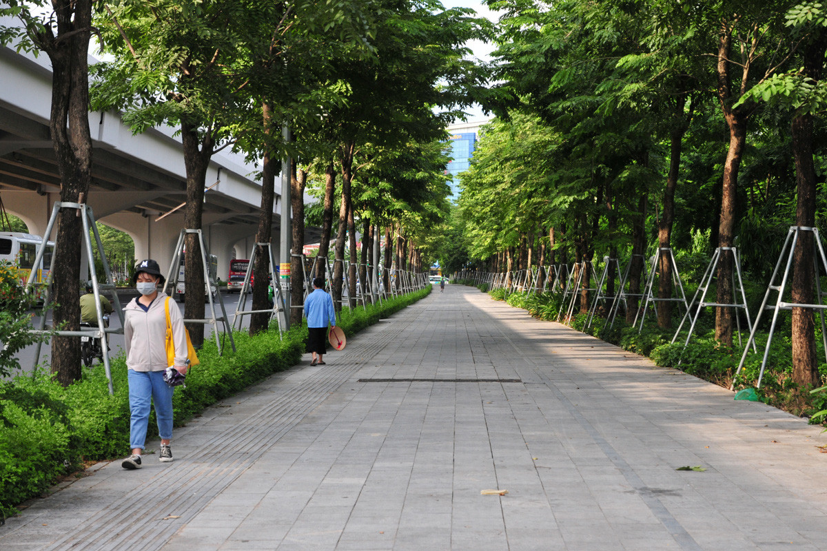 Nhiều người dân khá thích thú với đoạn vỉa hè rộng rãi, rợp bóng 2 hàng cây xanh trên đường Phạm Văn Đồng