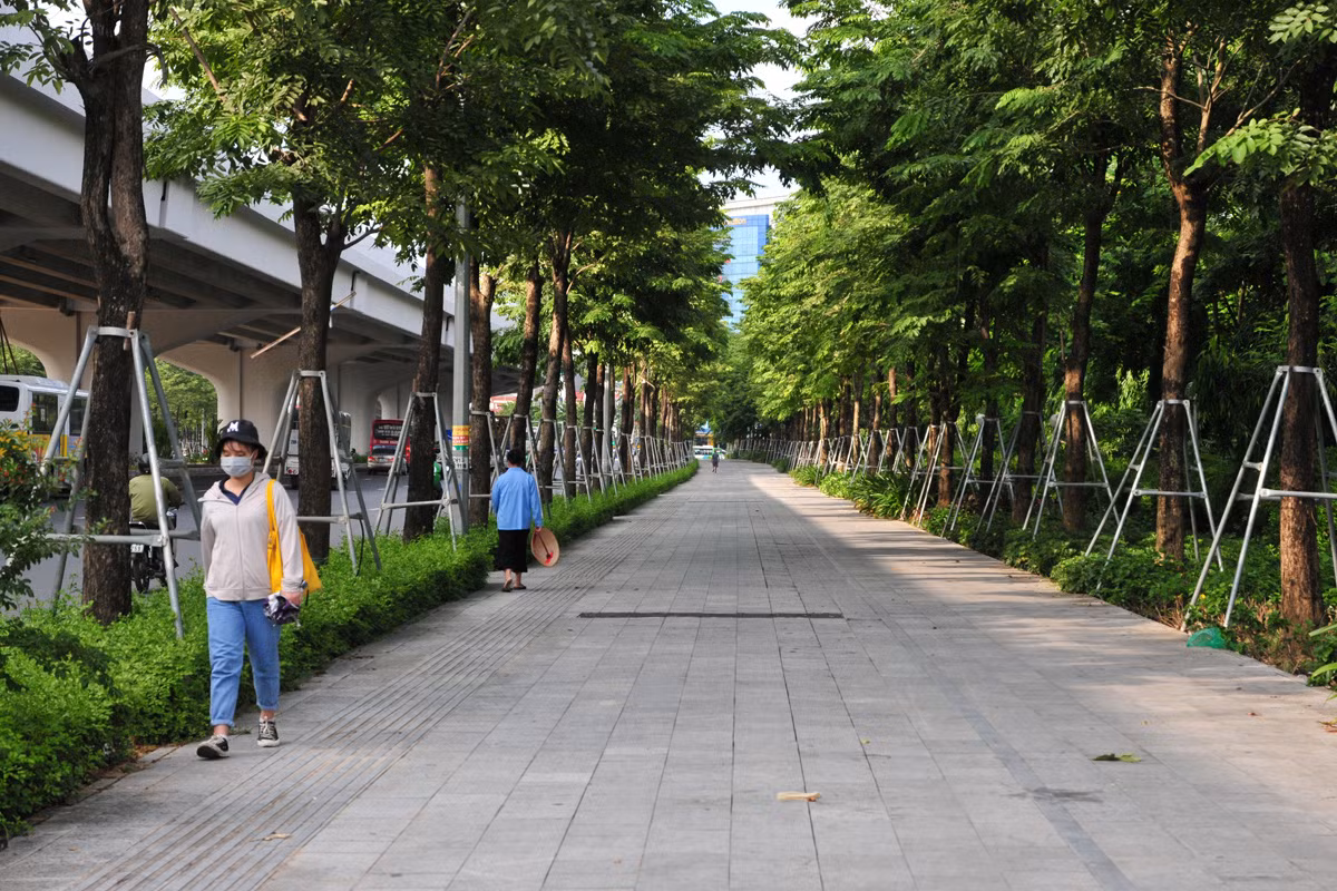 Nhiều người dân khá thích thú với đoạn vỉa hè rộng rãi, rợp bóng 2 hàng cây xanh trên đường Phạm Văn Đồng
