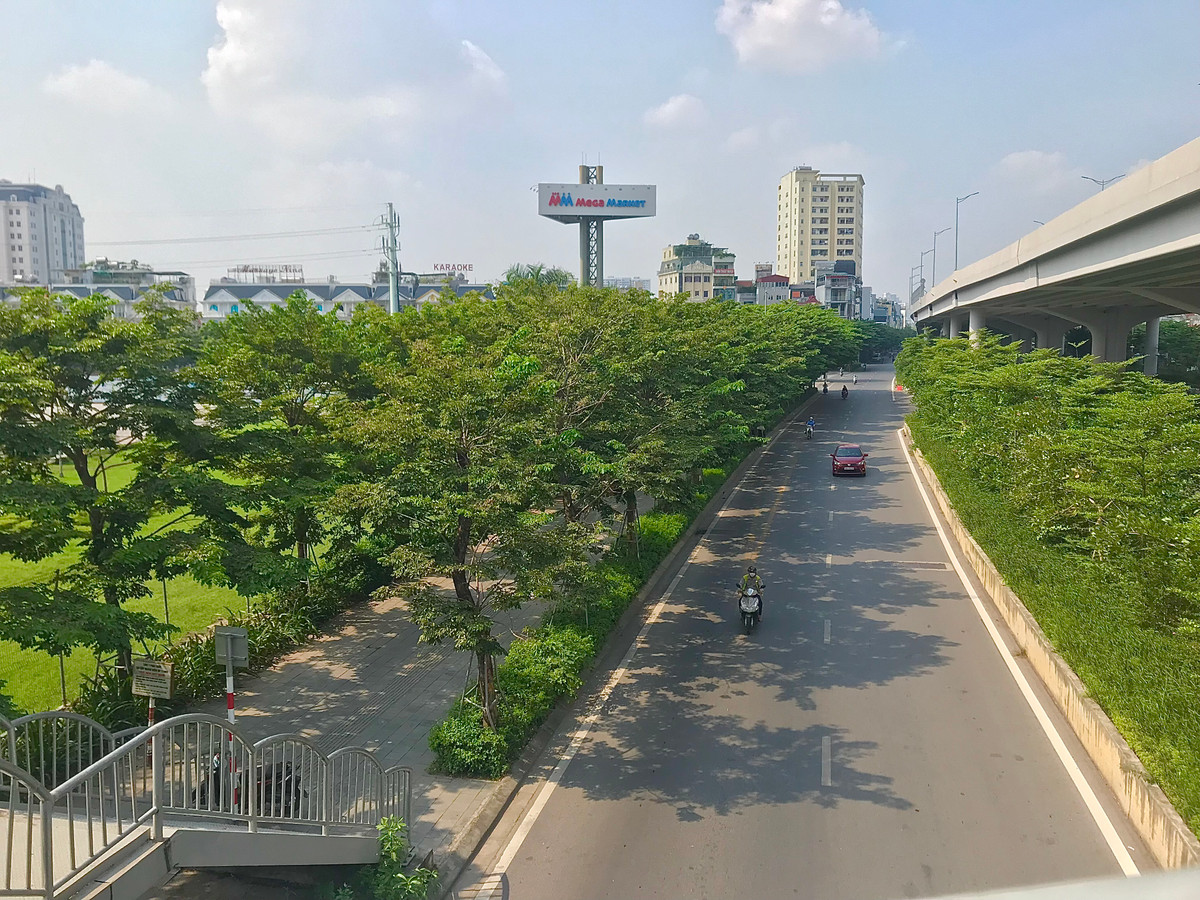 Nhìn từ trên cao, con đường Phạm Văn Đồng được phủ màu xanh mát thay thế hình ảnh trơ trọi, trống trơn chỉ có xe cộ, cao ốc… như trước.