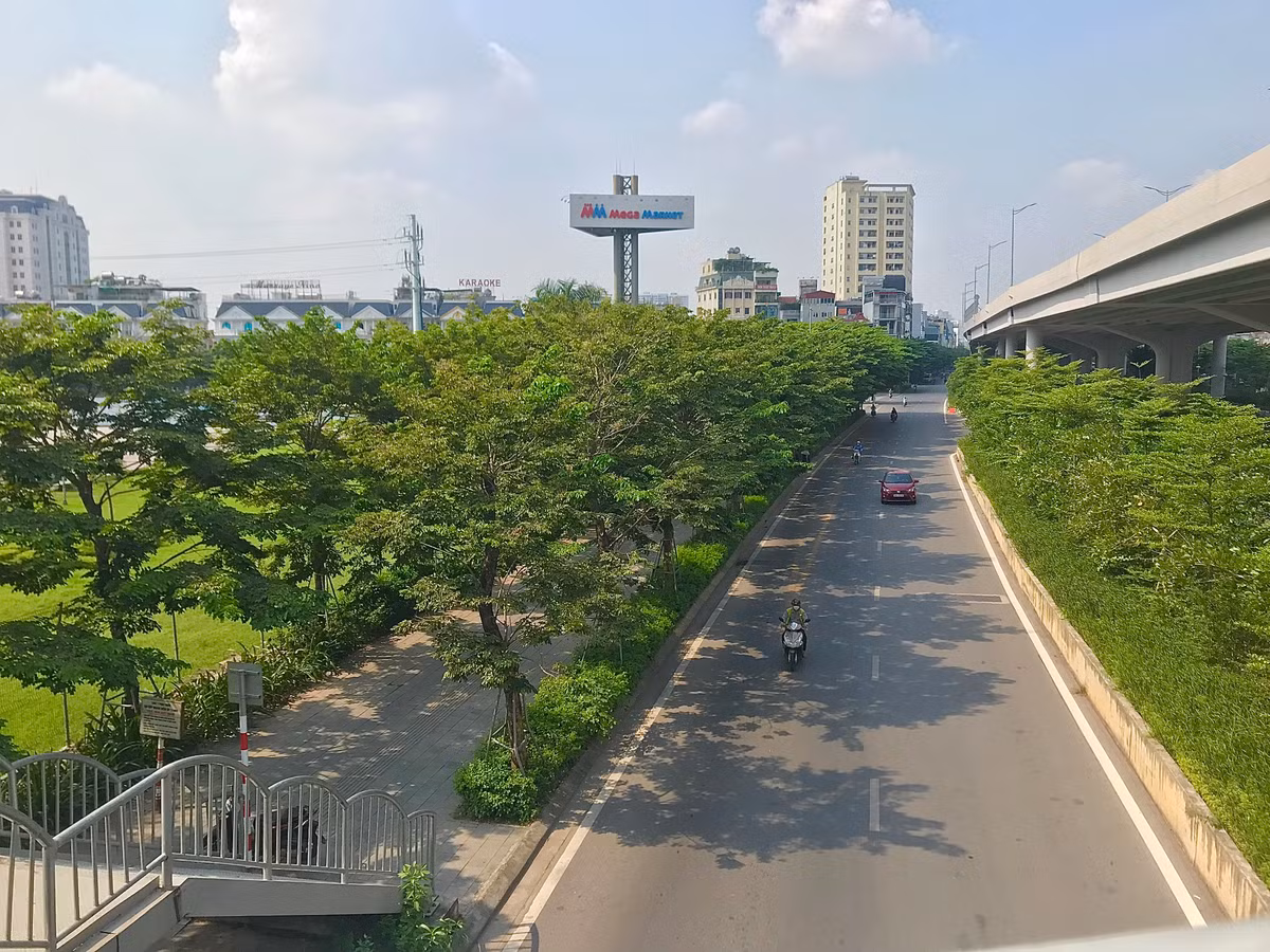 Nhìn từ trên cao, con đường Phạm Văn Đồng được phủ màu xanh mát thay thế hình ảnh trơ trọi, trống trơn chỉ có xe cộ, cao ốc… như trước.