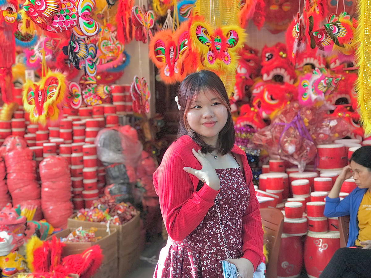 Chia sẻ với phóng viên Báo Tri thức &amp; Cuộc sống, bạn Phạm Thị Thùy Dung cho hay: "Mỗi dịp Trung thu về mình lại rủ bạn thân của mình lên Hàng Mã chụp ảnh để cùng nhau lưu giữ lại những năm tháng đẹp nhất của tuổi trẻ với nơi mình đang sinh sống và học tập".